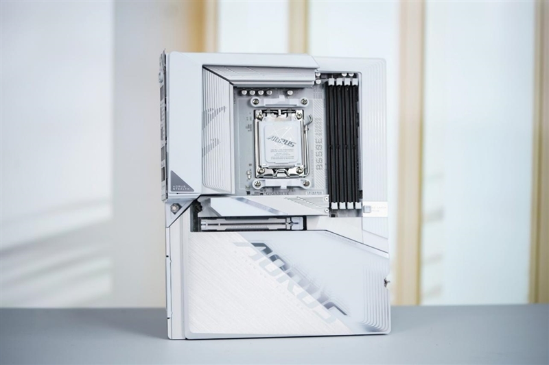 技嘉B650E AORUS STEALTH ICE背插主板评测：美貌与实力并存 锐龙9000最美座驾