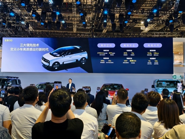 “国民神车”复活 全新奇瑞QQ亮相上海车展 科技感爆棚！