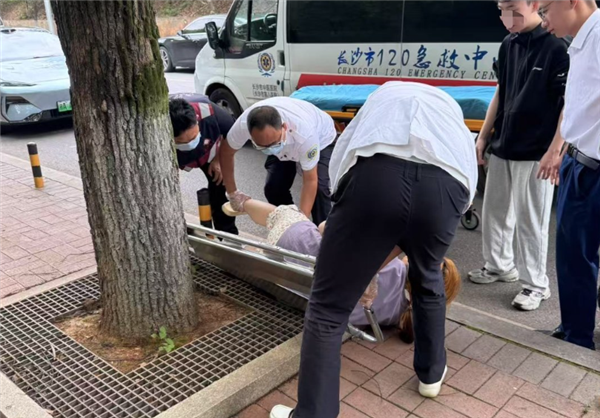 吉利试驾员工途中救助女外卖员 杨学良：要发锦旗和奖金