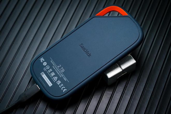 闪迪至尊超极速移动固态硬盘USB4版评测 超越SSD的三防猛兽