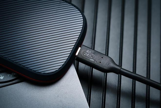 闪迪至尊超极速移动固态硬盘USB4版评测 超越SSD的三防猛兽