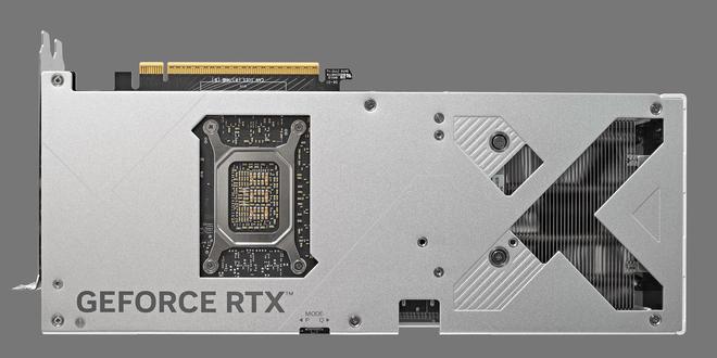 华硕推出天选 RTX 5070 显卡：白色系外观，三风扇 2.5 槽厚度