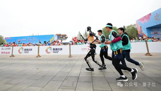 人形机器人半马冠军，为什么会选择全尺寸？