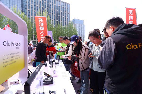 不只是耳机更是AI朋友 Ola Friend智能体耳机亮相亦庄马拉松