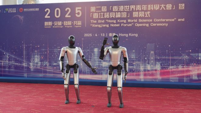人形机器人首次亮相香港世界青年科学大会，与港府官员、诺奖得主等嘉宾互动