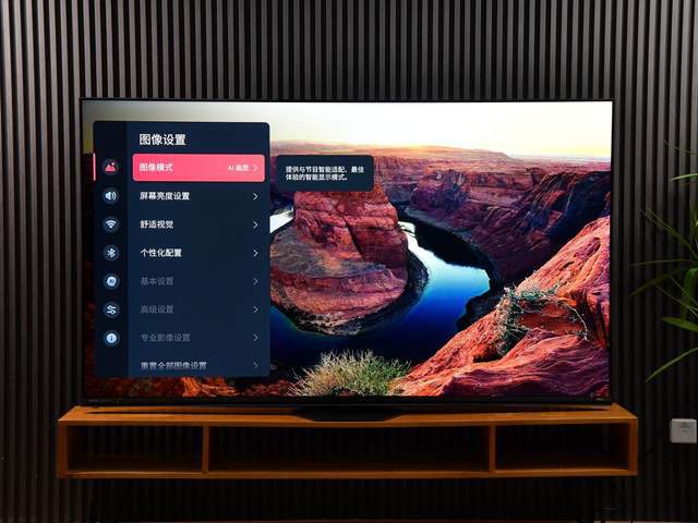 海信U7Q评测：闭眼入的电视“王炸”，凭啥这么牛？