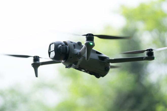 大疆Mavic 4 Pro评测：1亿像素4/3画幅哈苏三摄相机旗舰无人机