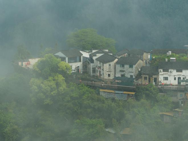大疆Mavic 4 Pro评测：1亿像素4/3画幅哈苏三摄相机旗舰无人机