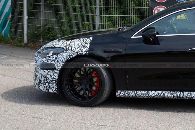 梅赛德斯-AMG CLA 高性能版原型轿车曝光：三电机 500 马力