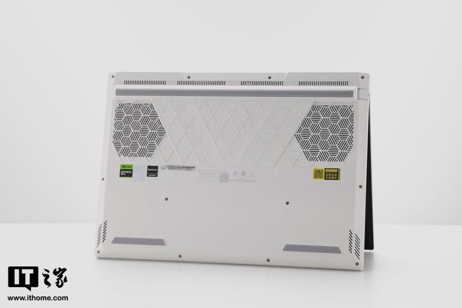 机械革命蛟龙 16 Pro 图赏：纯白外观，极简美学设计