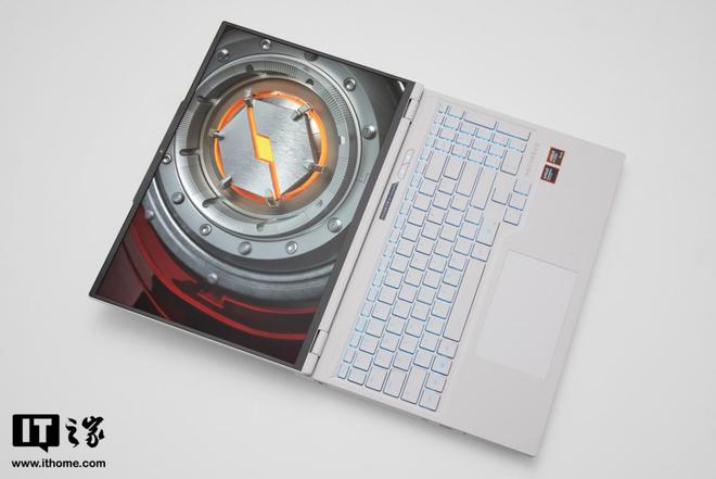 机械革命蛟龙 16 Pro 图赏：纯白外观，极简美学设计