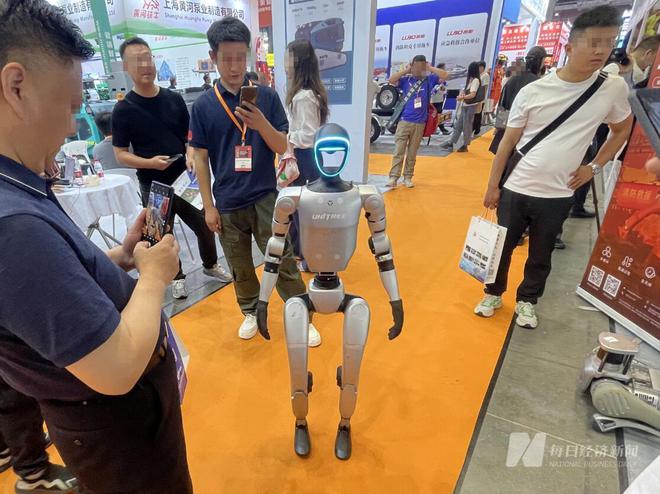 深度丨这场机器人展会上，宇树科技坐在角落