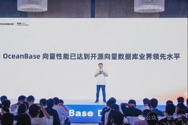 OceanBase全面拥抱AI！首发PowerRAG产品，CTO杨传辉详解AI战略