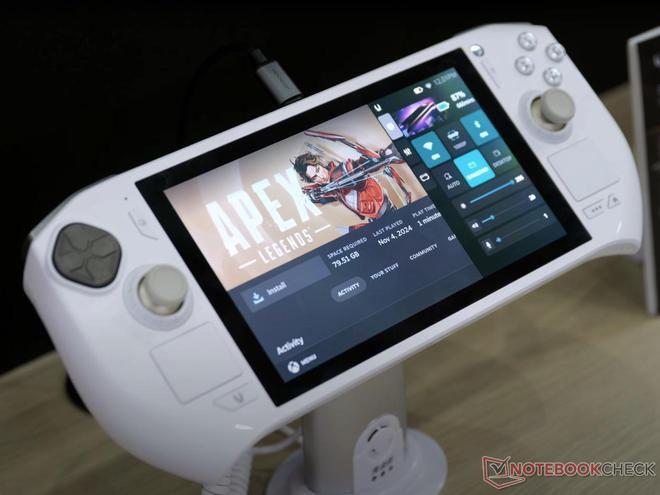 索泰展示第二代 Zone 掌机，升级 AI 9 HX370 处理器