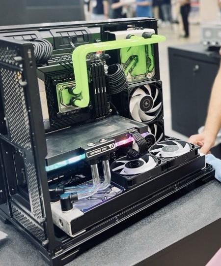 分体式水冷一体化：EK 展出 Quantum Surface P360M DDC 泵罐排