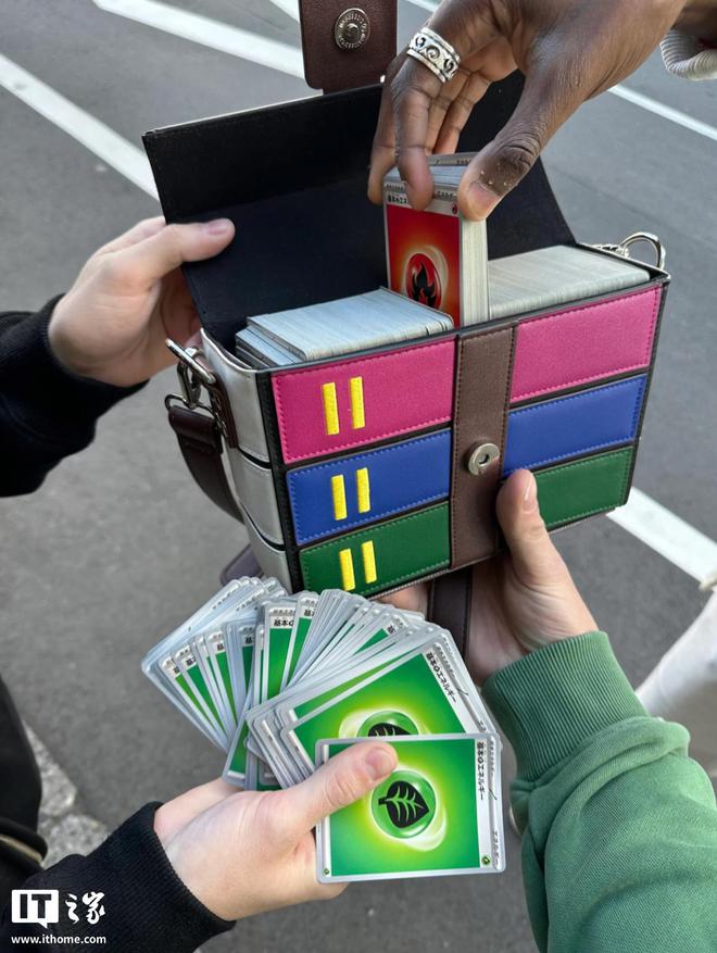 WinRAR 压缩软件官方手提包周边开售，定价 150 美元