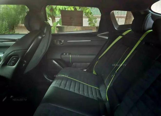 起亚 EV4 GT 内饰首曝，双电机全轮驱动、19 英寸大轮毂